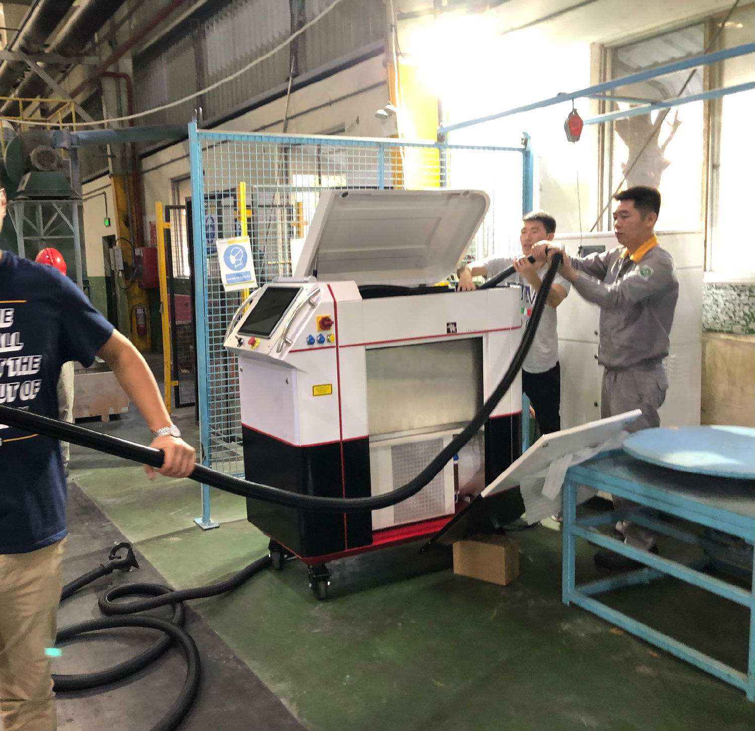 轮胎模具激光清洗机客户工厂现场装机,worldtek