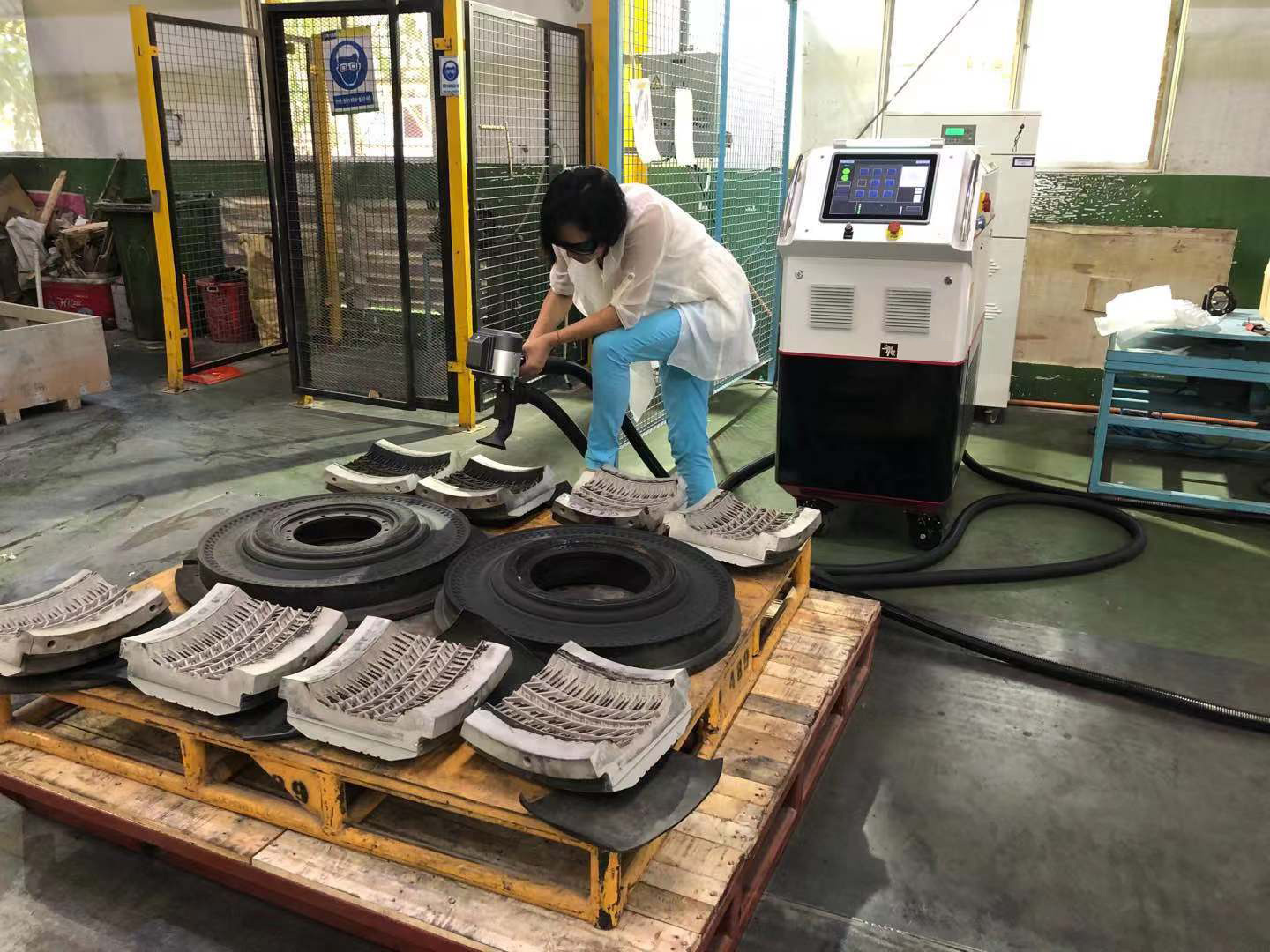 轮胎模具激光清洗机客户工厂现场装机,worldtek