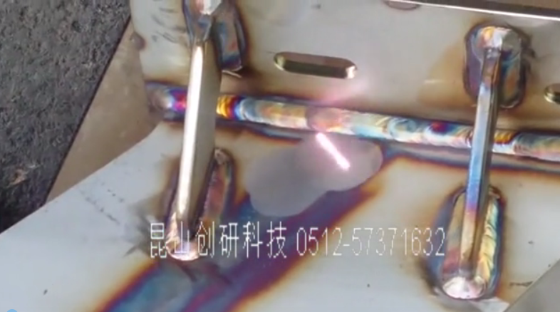 激光除锈机清洗不锈钢板焊缝氧化色